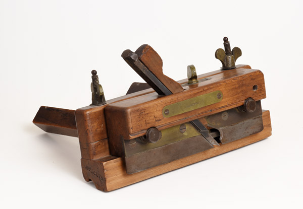 Rabot à rainurer en cormier