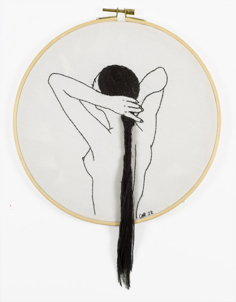 broderie femme se coiffant