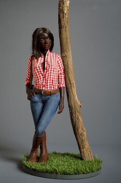 femme en jeans appuyée à un miroir