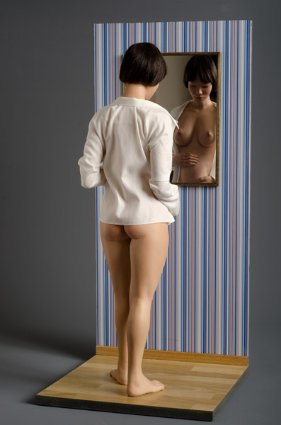 femme enceinte devant un miroir