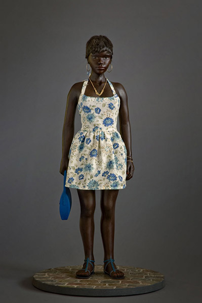 femme en robe à fleurs