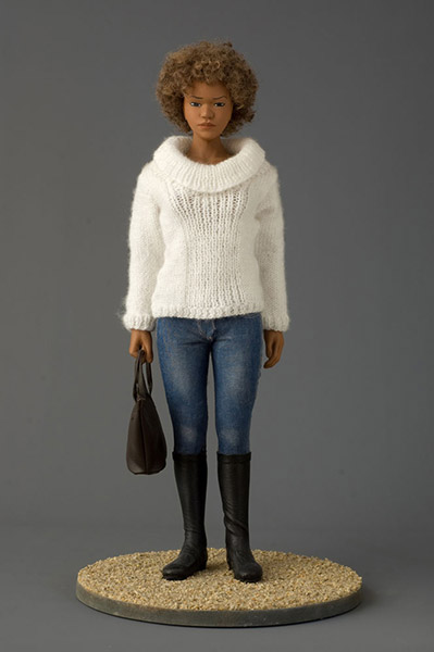 femme en pull et en jeans